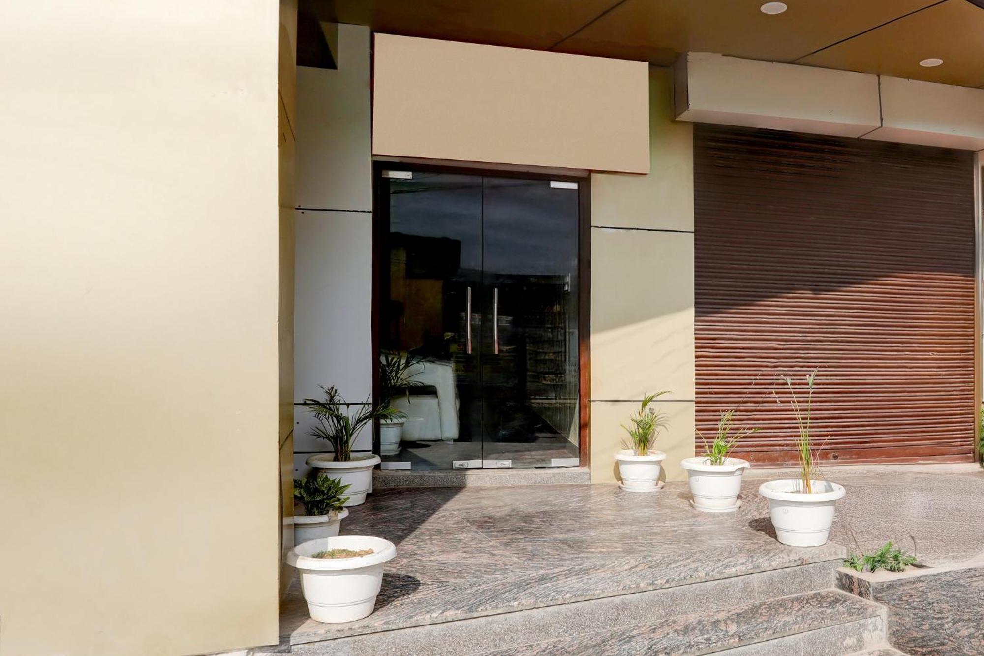 Super Hotel O Sankat Mochan Gandhi Nagar Kakarmatha Bagian luar foto